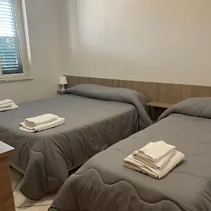 בית הארחה Airport Tourist's House קטאניה
