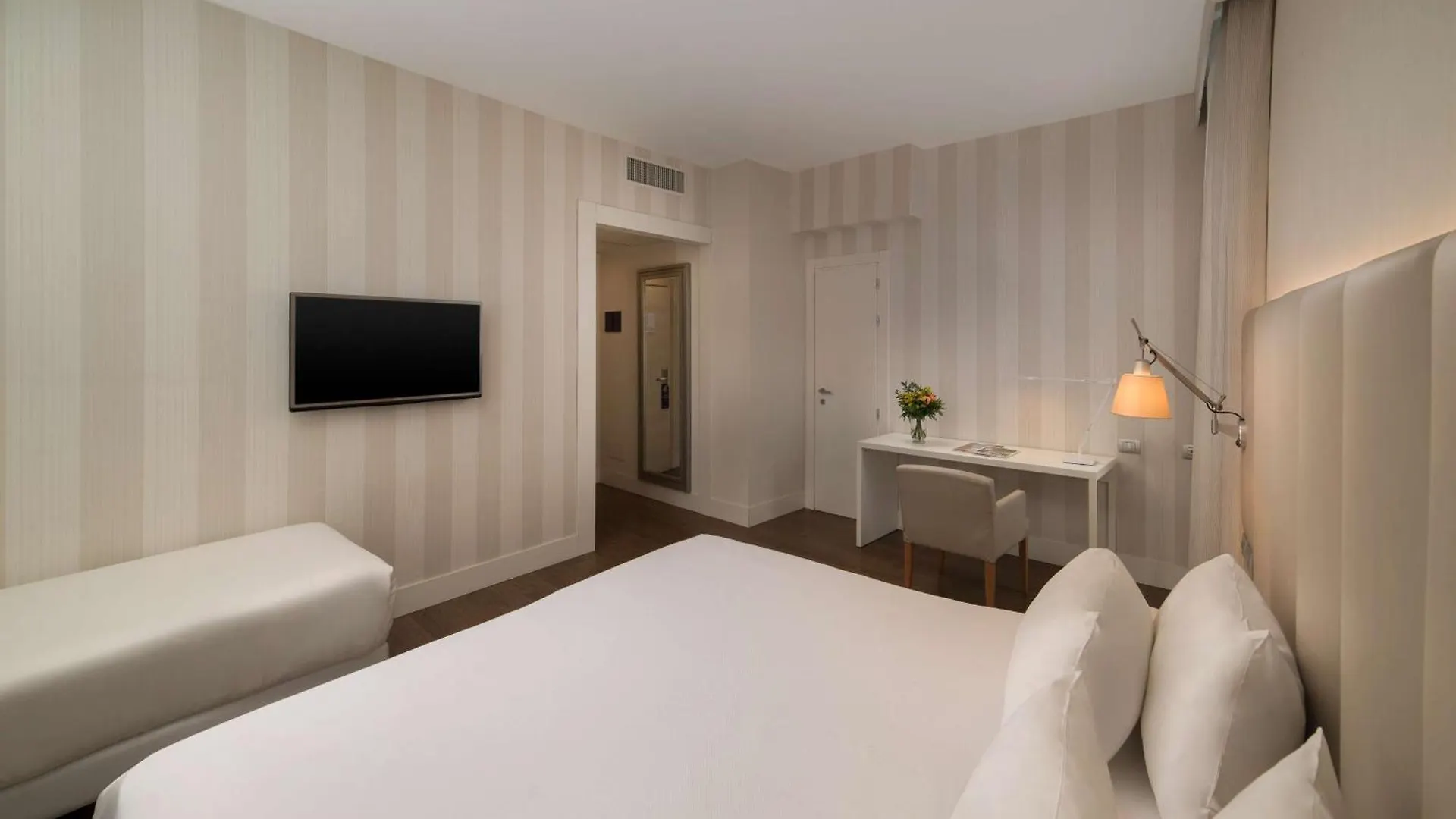 Nh Genova Centro Hotel